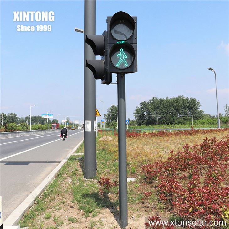 Tiang Tiang Lampu Isyarat Trafik Jalan